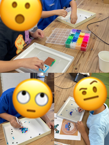 児童たちがアイロンビーズを並べて好きな物を作る様子