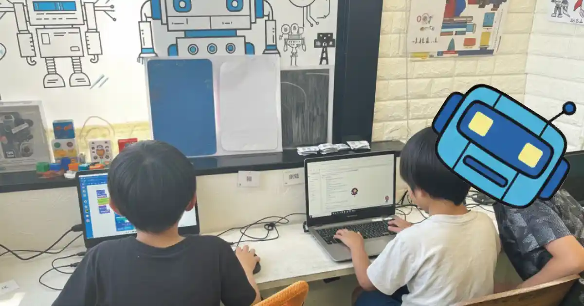 ちあふるスクール枚方で、パソコンを使いプログラミング学習に取り組む生徒