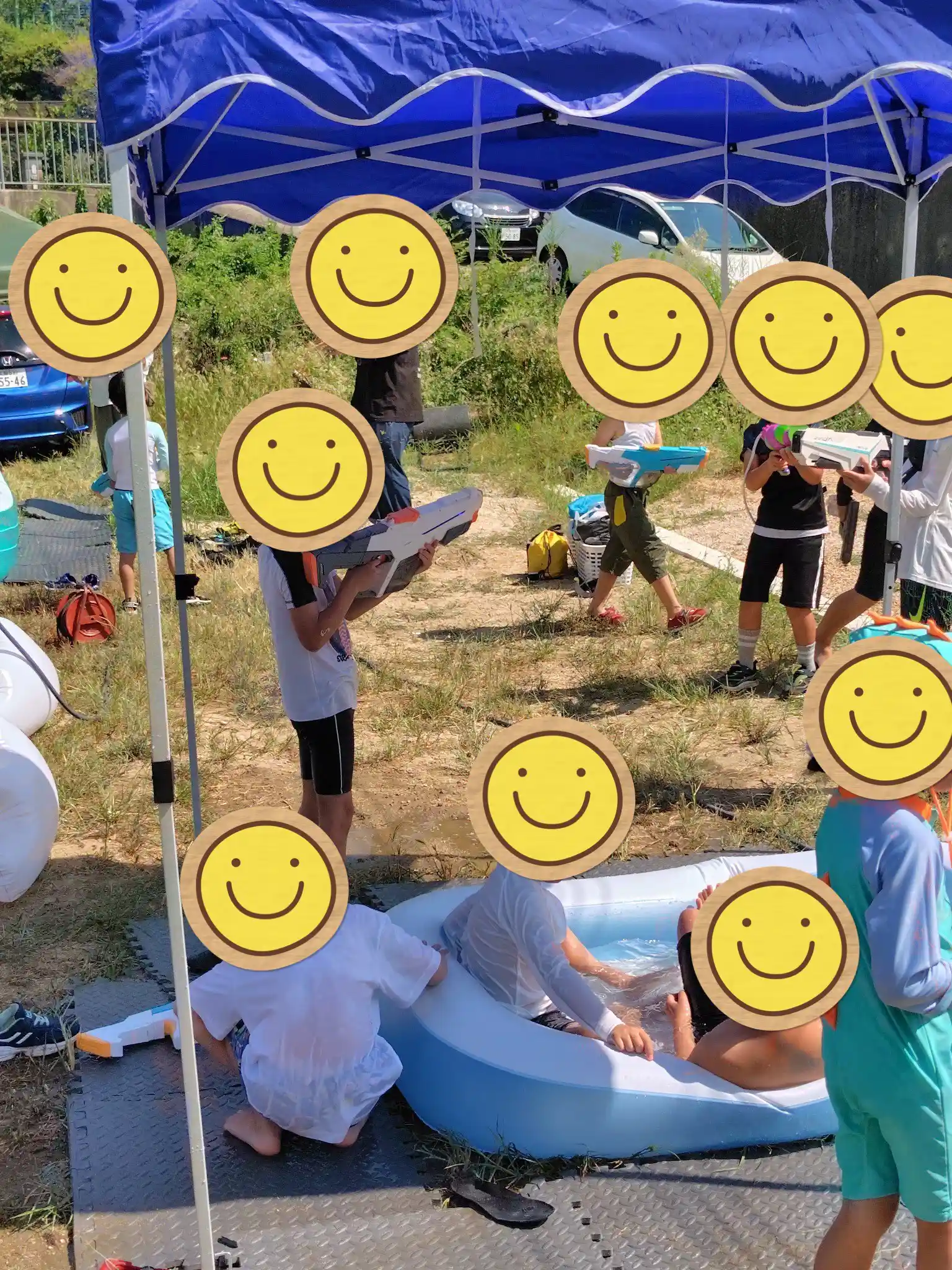 先生と水鉄砲で遊び、夏休みの楽しい思い出を作るちあふるスクール枚方の子どもたち。
