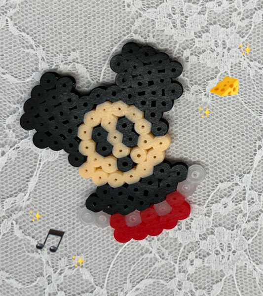 放課後等デイサービスの児童がアイロンビーズで作ったミッキーマウス