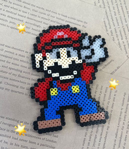 放課後等デイサービスの児童がアイロンビーズで作ったマリオ。