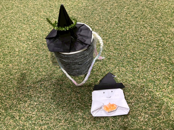 放課後等デイサービスのハロウィン創作活動。黒い毛糸と紙コップで作られた飾りと、折り紙で作ったお化け
