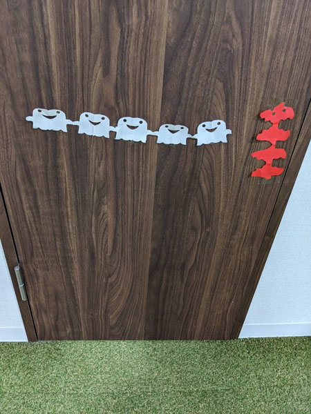 ハロウィンイベント用に作ったお化けが手をつないだペーパークラフト