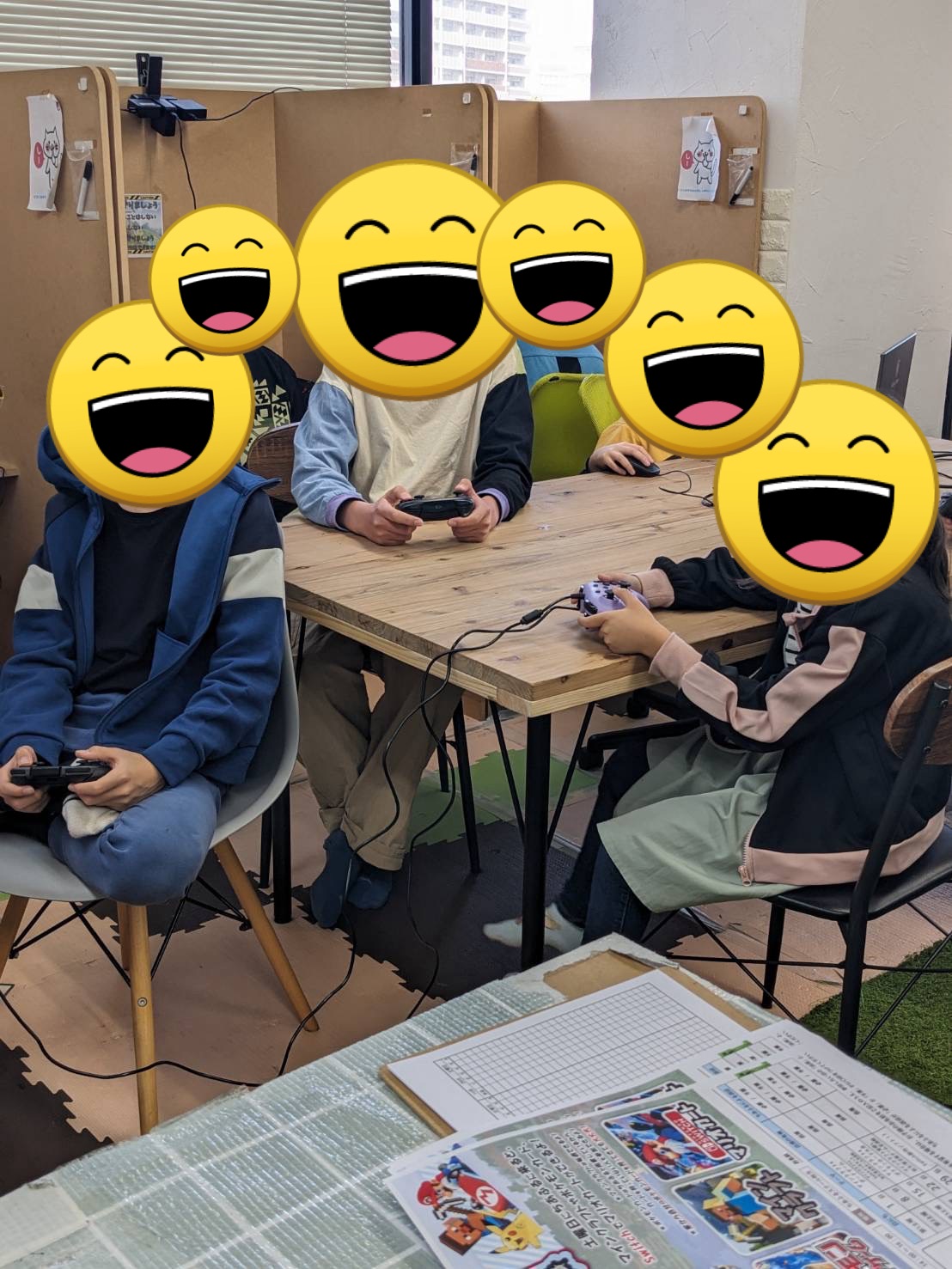 放課後等デイサービスの合同イベントで、異なる事業所の児童が集まってマリオカート大会をする様子