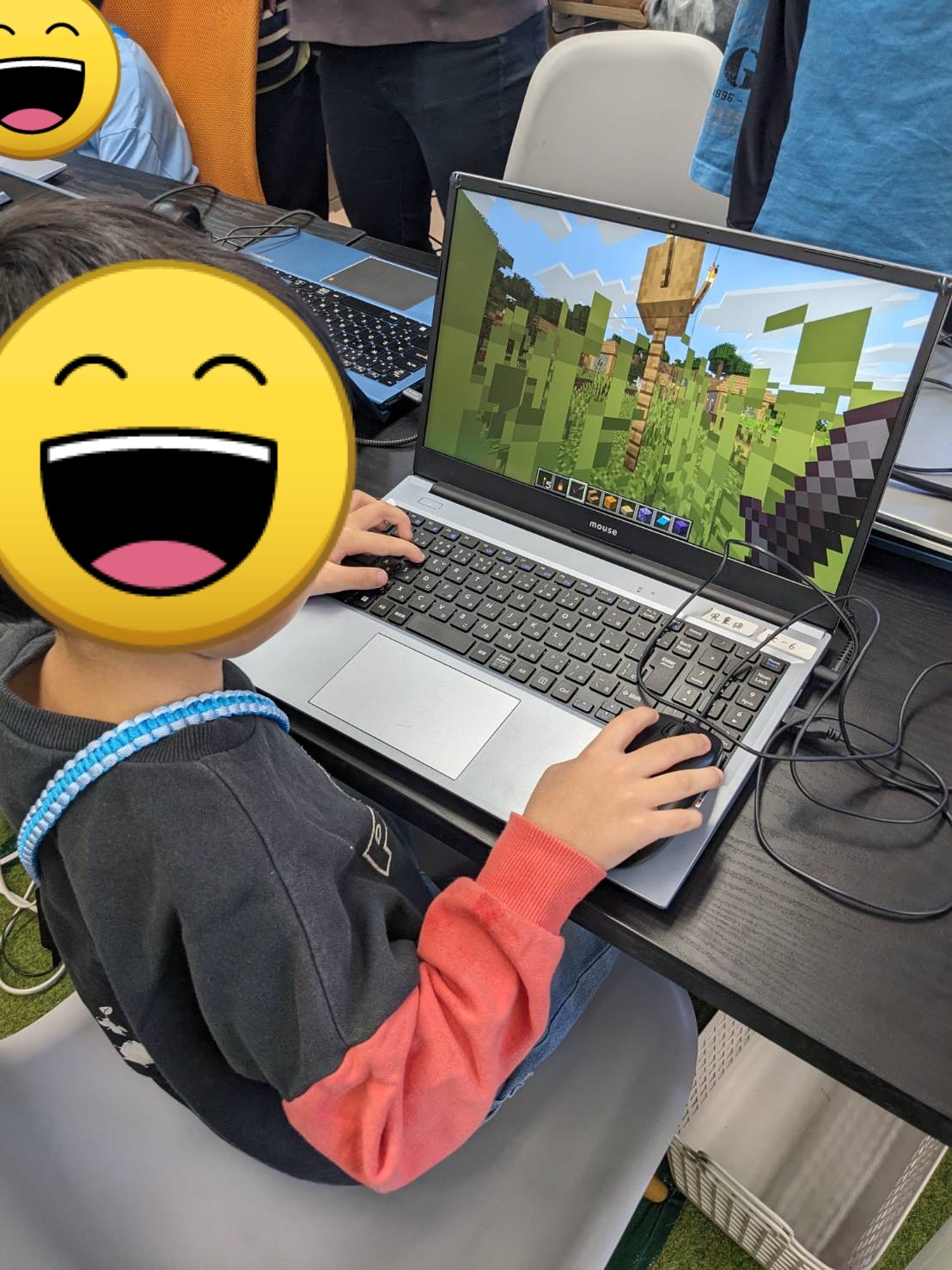 放課後等デイサービスの合同イベントで、順番待ちのためにマインクラフトをする児童