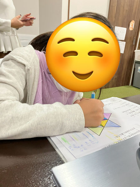 放課後等デイサービスの児童がかさねリンドウの紙に色を塗っている様子