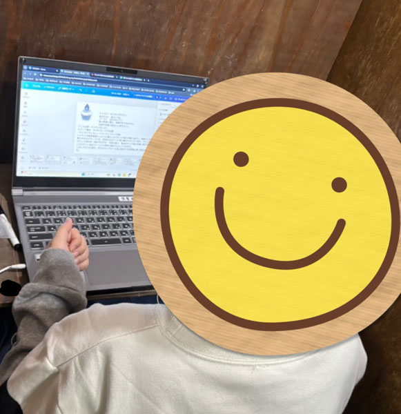 放課後等デイサービスの児童がデザインツールを使って文章を作っています