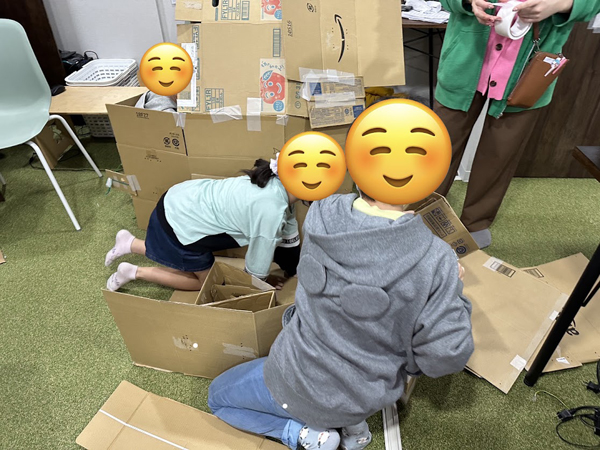 放課後等デイサービスの児童が段ボール基地を作る様子