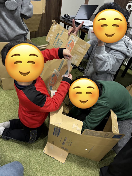 放課後等デイサービスの児童が段ボール基地を作る様子