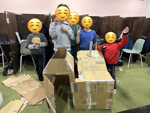 放課後等デイサービスの児童が作った段ボール基地