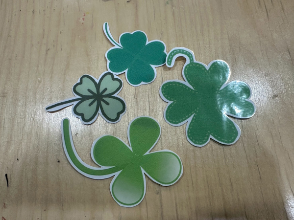 複数のクローバーの中から四葉のクローバーを探す遊び