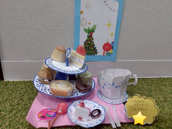 放課後等デイサービスの児童が作ったケーキなどのペーパークラフト
