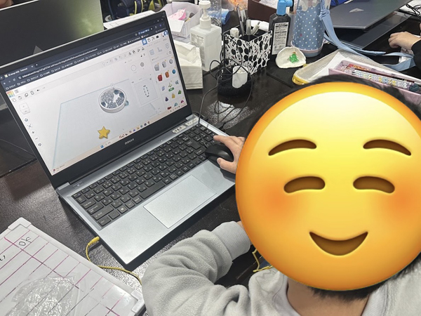 放課後等デイサービスの児童が3Dで雪の結晶の小物を設計している様子