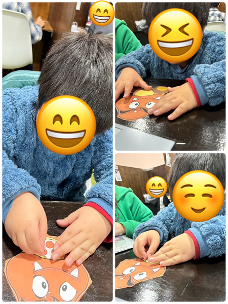 放課後等デイサービスの児童が福笑いに挑戦する様子。