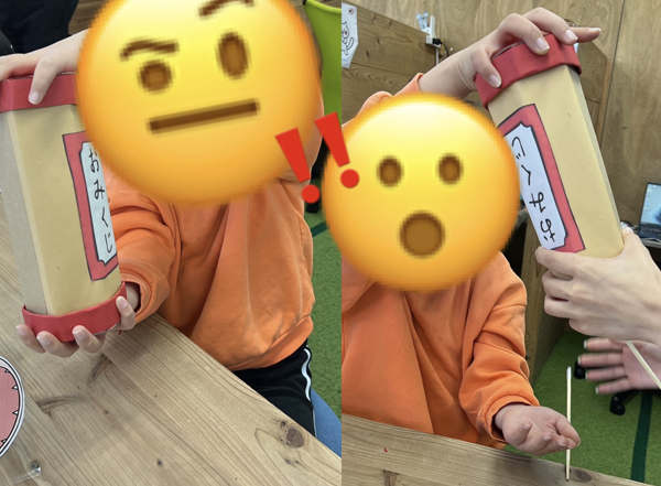 放課後等デイサービスの手作りおみくじを引く児童