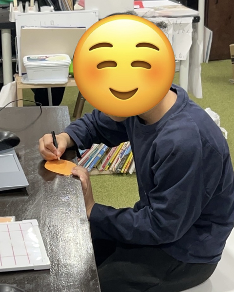 放課後等デイサービスで児童が周りの人へ感謝するメッセージを書いている様子