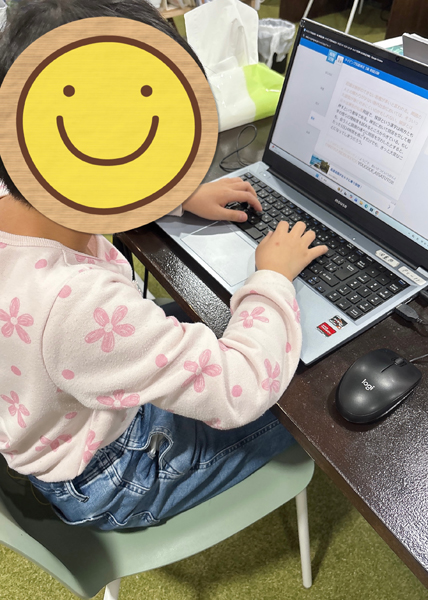 放課後等デイサービスの児童がタイピング技能検定1級の模擬試験に挑戦しています。