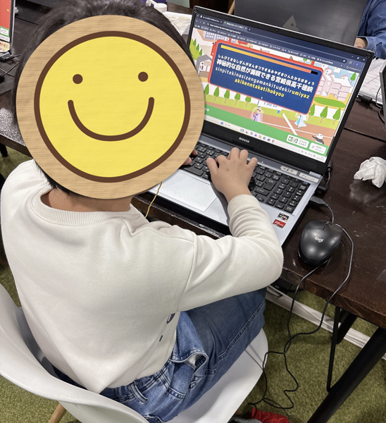 放課後等デイサービスの児童が「タイピングレース」に取り組んでいます