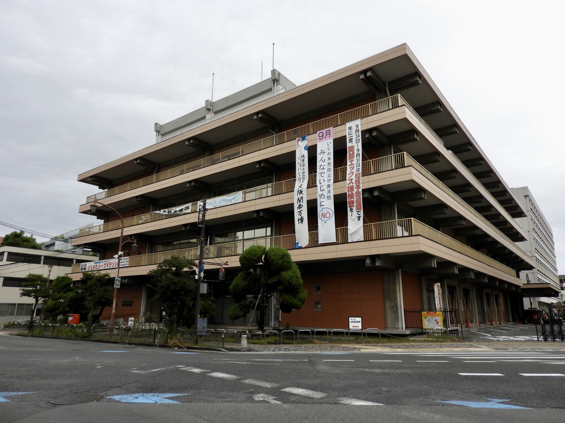 枚方市役所の外観と入り口